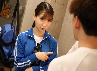 một cô gái xinh đang sinh hoạt câu lạc bộ bóng đá quan hệ tập thể với cô gái xinh không mặc quần áo