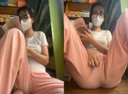 Con nhỏ vừa xem sách vừa nhét đồ chơi vào lồn