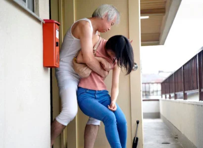Cô vợ trẻ của con trai bị bố chồng già đè ra