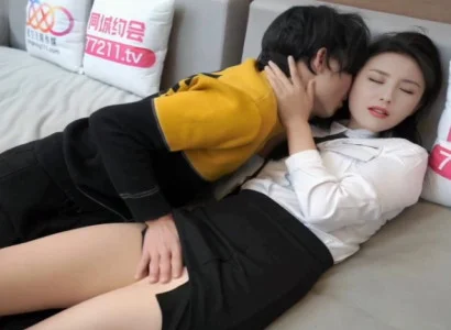 Cô gái làm thư ký phục vụ sếp ngầm vì tiền