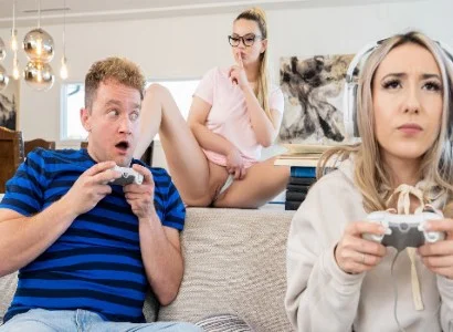 thiếu nữ vì mải game mà bị bạn thân cướp người yêu ngay dưới mắt