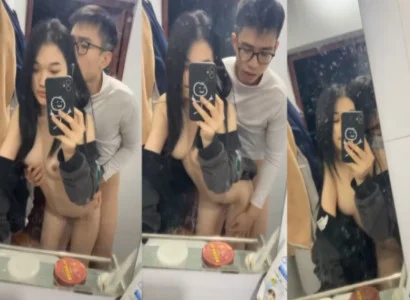 Hai người trẻ nện nhau trước gương