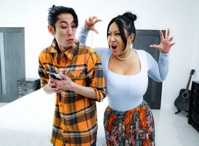 Con trai làm cho mẹ kế xăm trổ hàng múp đạt khoái cảm