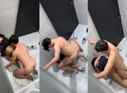 Cặp đang quan hệ quan hệ trong WC quán bar