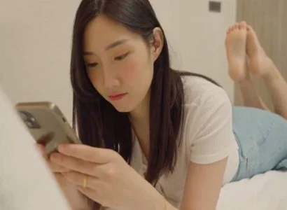 Bà vợ dan díu cùng anh nhân viên giao hàng