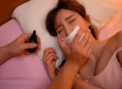 Gã trai lợi dụng thuốc mê để quan hệ với cô em họ xinh đẹp